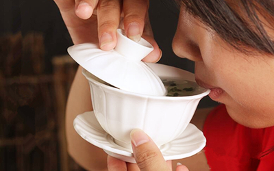 三才蓋碗的正確拿法，三才蓋碗抓碗法圖解