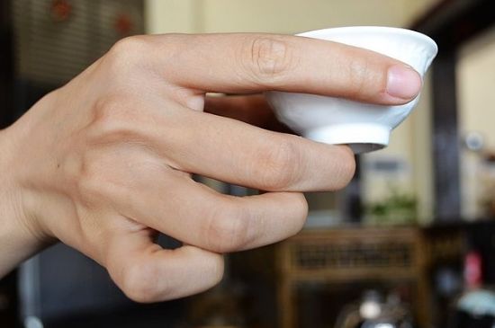 女士喝茶的手勢，女人正確喝茶手勢姿勢圖