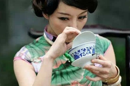 女士喝茶優(yōu)雅姿勢(shì)，女士正確喝茶姿勢(shì)禮儀