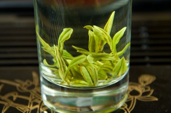 安吉白茶冷藏好還是冷凍好？這個需要根據(jù)存放時間來選擇