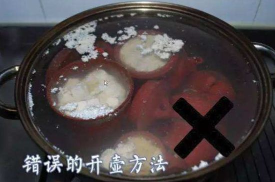 開壺放豆腐是錯誤的，新買的紫砂壺正確開壺建議