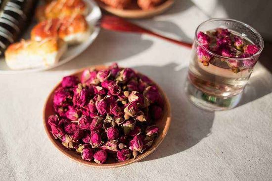 玫瑰花茶的功效與作用，堅(jiān)持喝一個(gè)月玫瑰花茶會(huì)怎樣？
