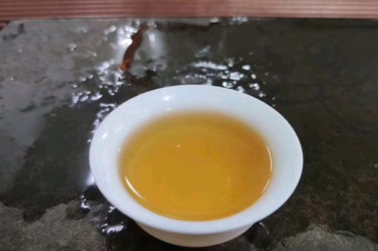 新舊白茶怎么區(qū)分，怎么分辨白茶是新還是舊