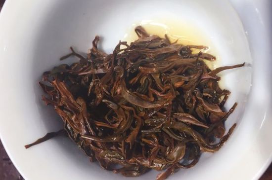 女人喝紅茶好還是喝普洱茶好，普洱茶和紅茶哪個適合女人喝