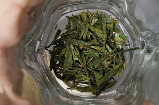 龍井茶放二年了能喝嗎，過(guò)期龍井茶的妙用！