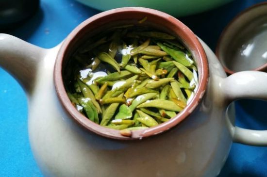 龍井茶放二年了能喝嗎，過(guò)期龍井茶的妙用！