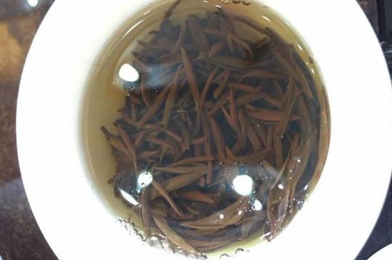 女人喝金駿眉的好處和壞處，女性喝金駿眉可減肥養(yǎng)顏