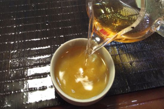 女人喝金駿眉的好處和壞處，女性喝金駿眉可減肥養(yǎng)顏